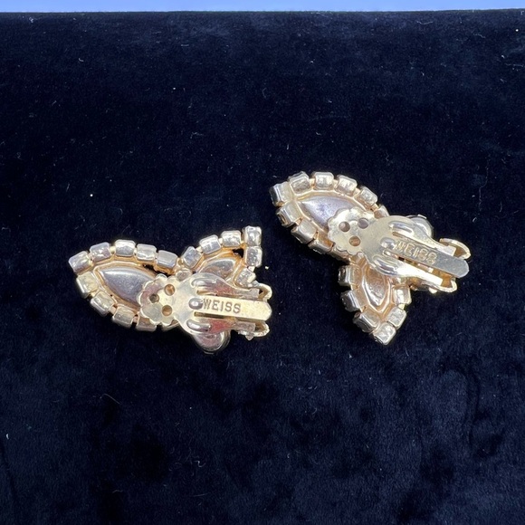 RARE WEISS, Vintage Weiss Dazzling Green Faceted Rhinestone Clip On Earrings - Picture 2 of 3